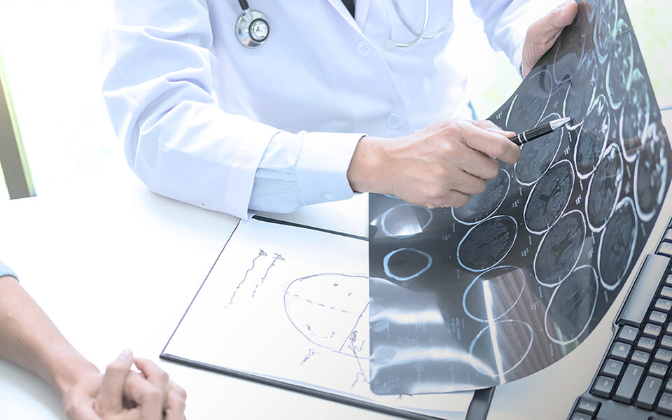 脳の専門医による、信頼性の高い検査体制